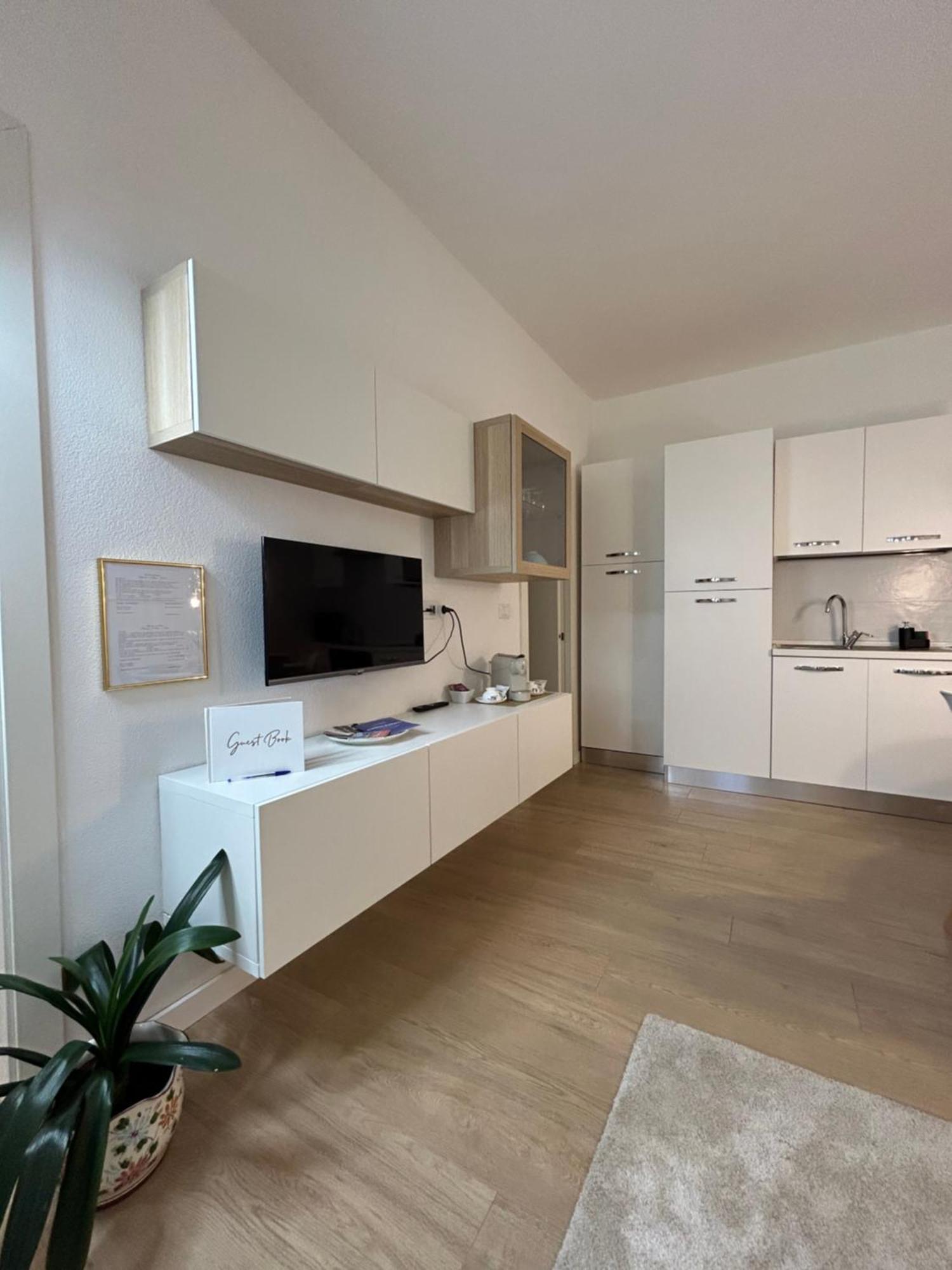 V&C Home Rental Specialist Appartamenti Fronte Lago Maggiore Germignaga Exterior photo