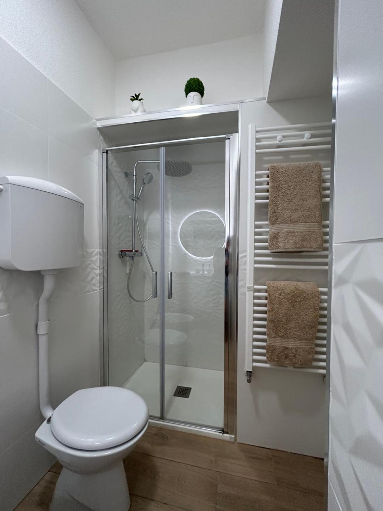 V&C Home Rental Specialist Appartamenti Fronte Lago Maggiore Germignaga Exterior photo